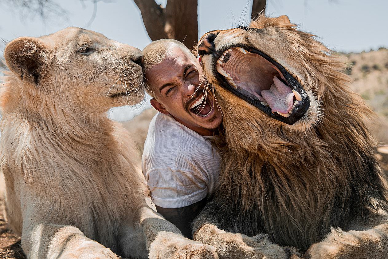 Dean Schneider dosłownie mieszka z lwami.