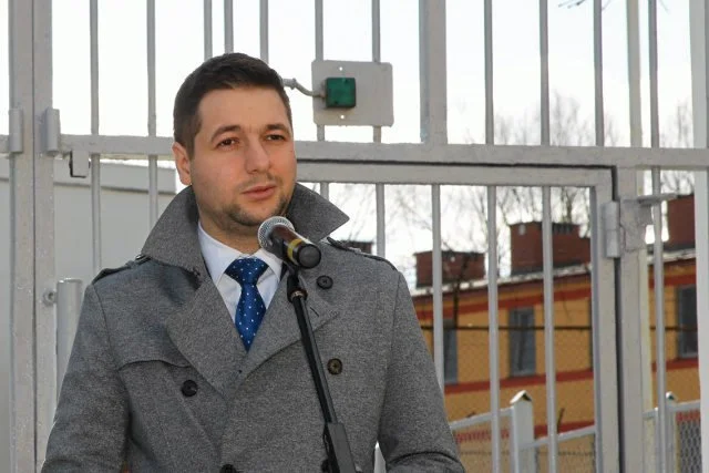 Wiceminister Patryk Jaki, odpowiadający za reformę więziennictwa,  przed bramą Zakładu Karnego w Nowogardzie.