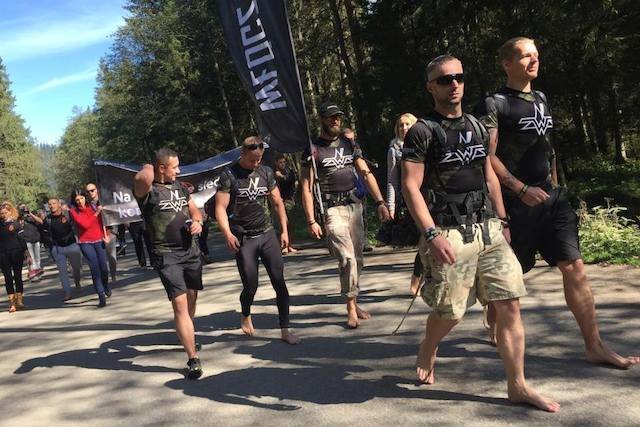 Uczestnicy "Marszu bez podków" na Morskie Oko weszli bez butów. Tak też można.
