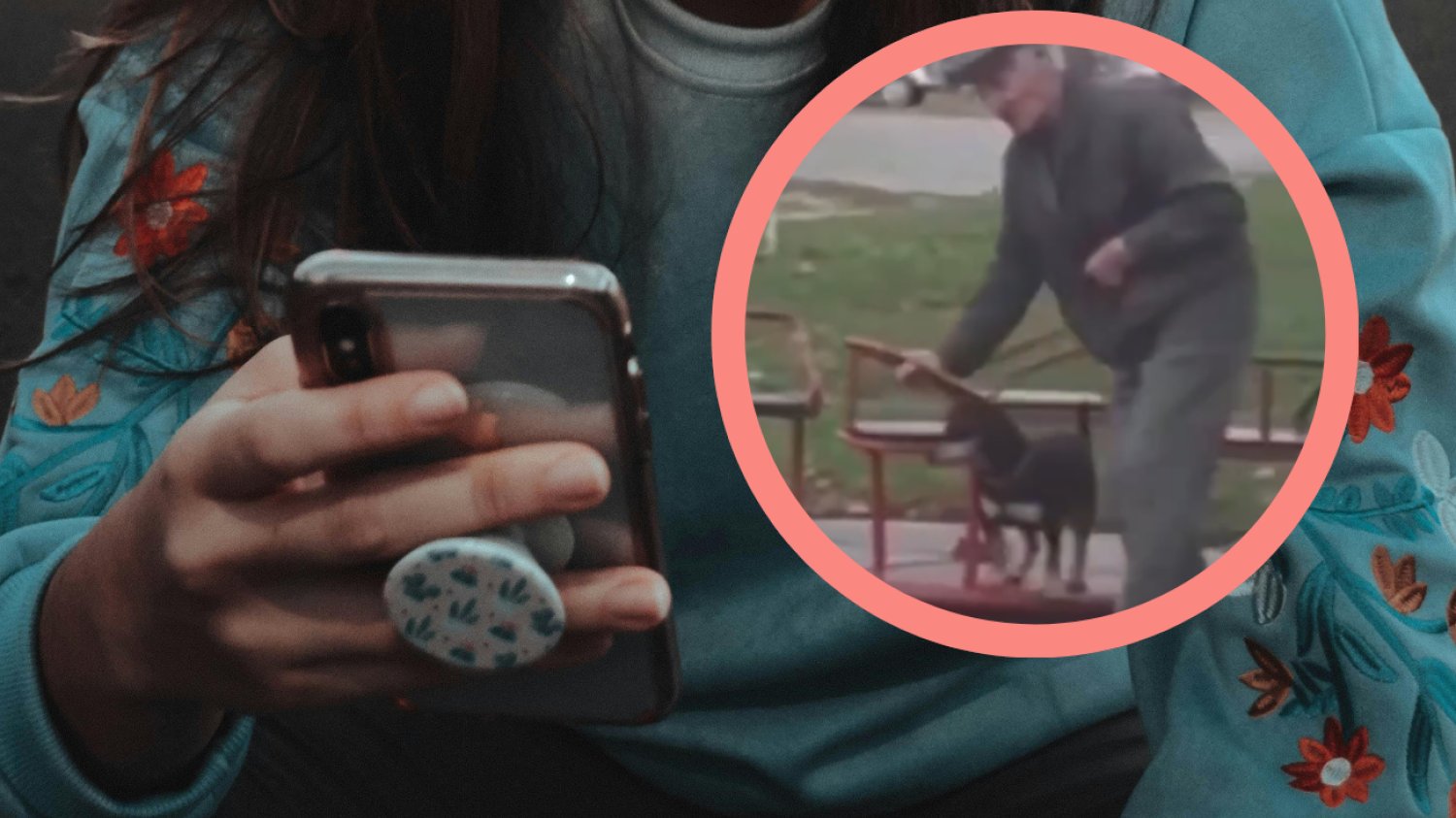 Wideo ze staruszkiem i psem na karuzeli poruszło cały świat Dłonie kobiety na telefonie komórkowym, staruszek z psem na karuzeli