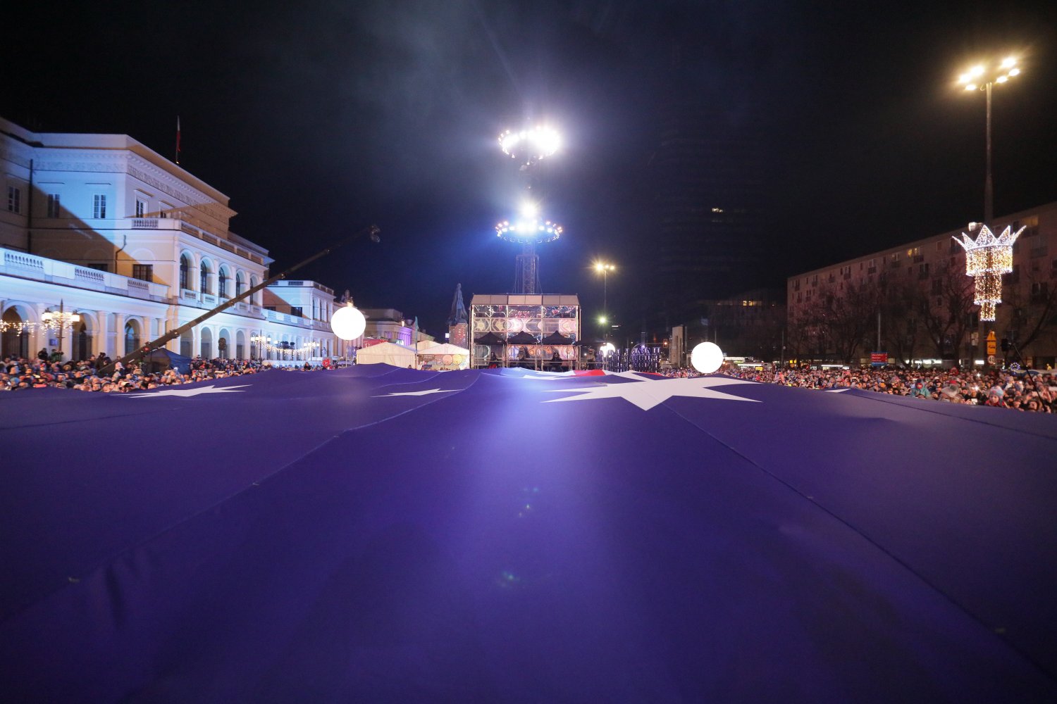 W Warszawie podczas finału WOŚP pojawiła się przed sceną ogromna flaga Australii.