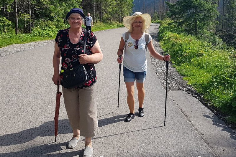 To powinno być przykładem dla turystów w Tatrach. 77-latka sama weszła pod Morskie Oko.