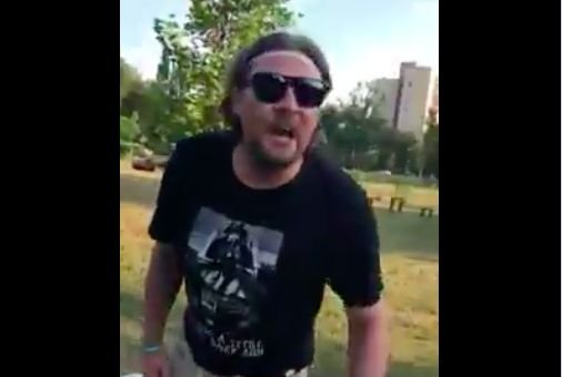 Opiekun bulteriera zaatakował osobę, która sfilmowała atak jego psa.