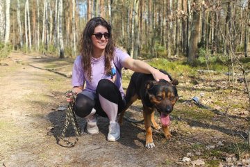 Spacer z psem ze schroniska Kobieta z psem na spacerze w lesie
