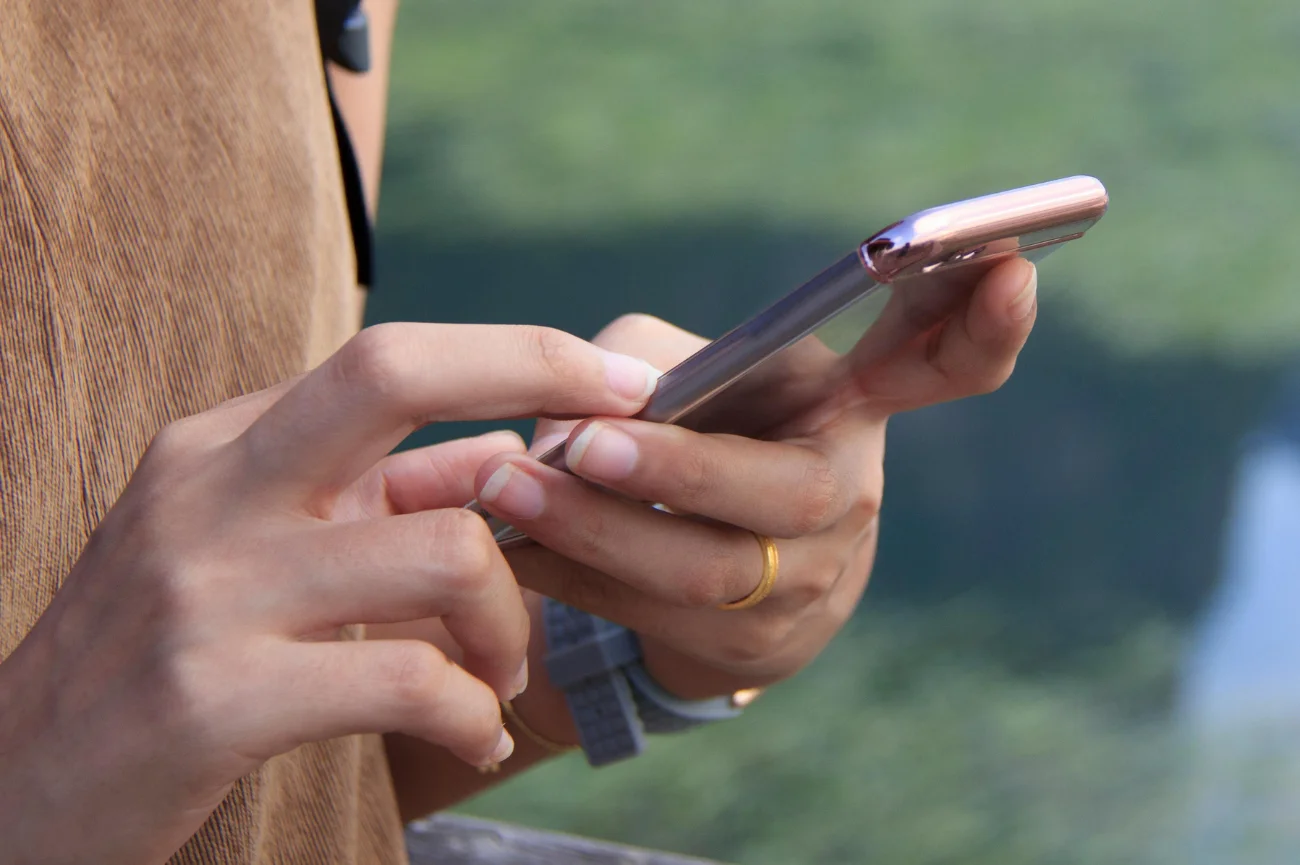 Dłonie kobiety na telefonie komórkowym