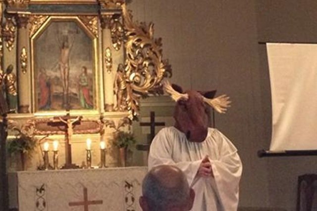 Pastor Maria Carlsson przemawiała do wiernych, mając na głowie pluszową maskę łosia