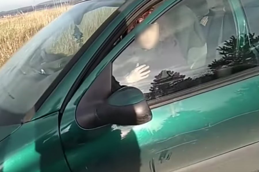 Ten film wywołał oburzenie w internecie. Kobieta jadąc samochodem "wyprowadzała" psa na łańcuchu.