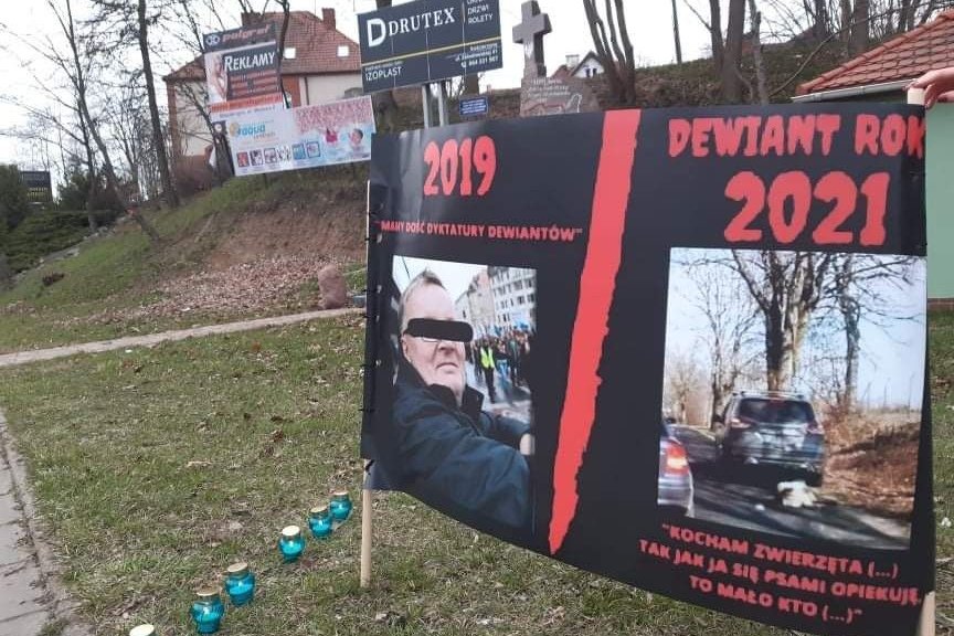 "Dewiant roku 2021" - taki baner zawisł w Kościerzynie w woj. pomorskim. Widzimy na nim wizerunek Waldemara B., byłego senatora PiS.