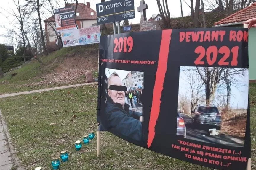 "Dewiant roku 2021" - taki baner zawisł w Kościerzynie w woj. pomorskim. Widzimy na nim wizerunek Waldemara B., byłego senatora PiS.