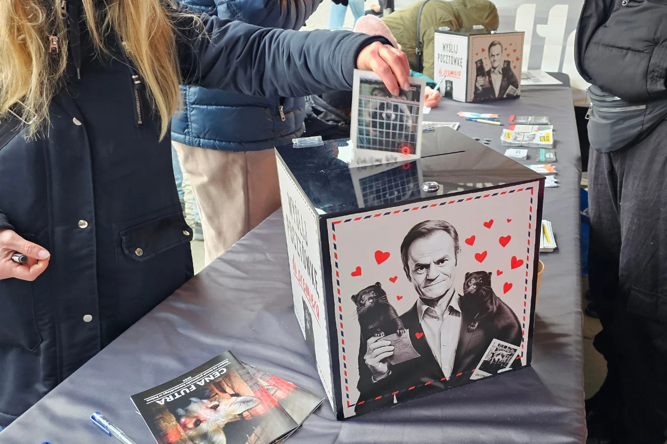 Kobieta wysyła kartkę do premiera Donalda Tuska z apelem o zakazie hodowli zwierząt na futra w Polsce