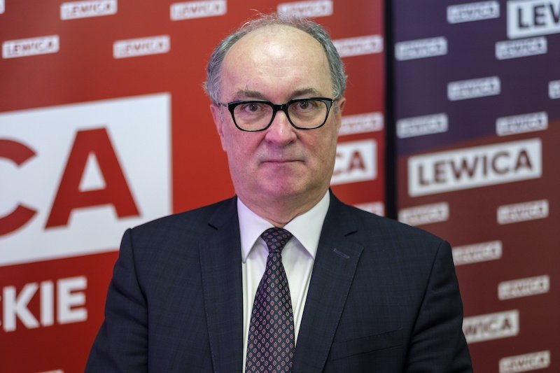 Internauci są zachwyceni gestem Czarzastego ws. kundelka.