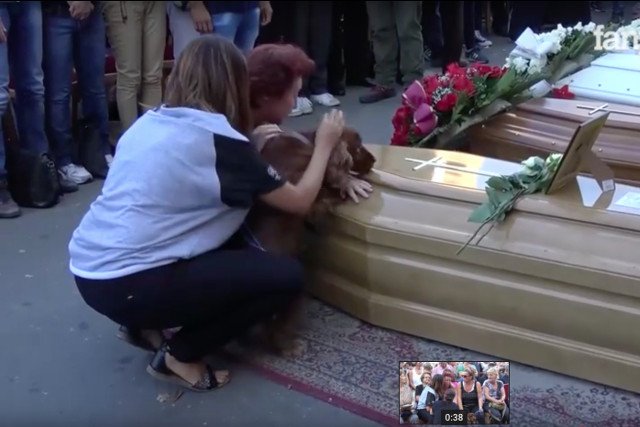 Ten pies nie opuścił pana nawet po śmierci.